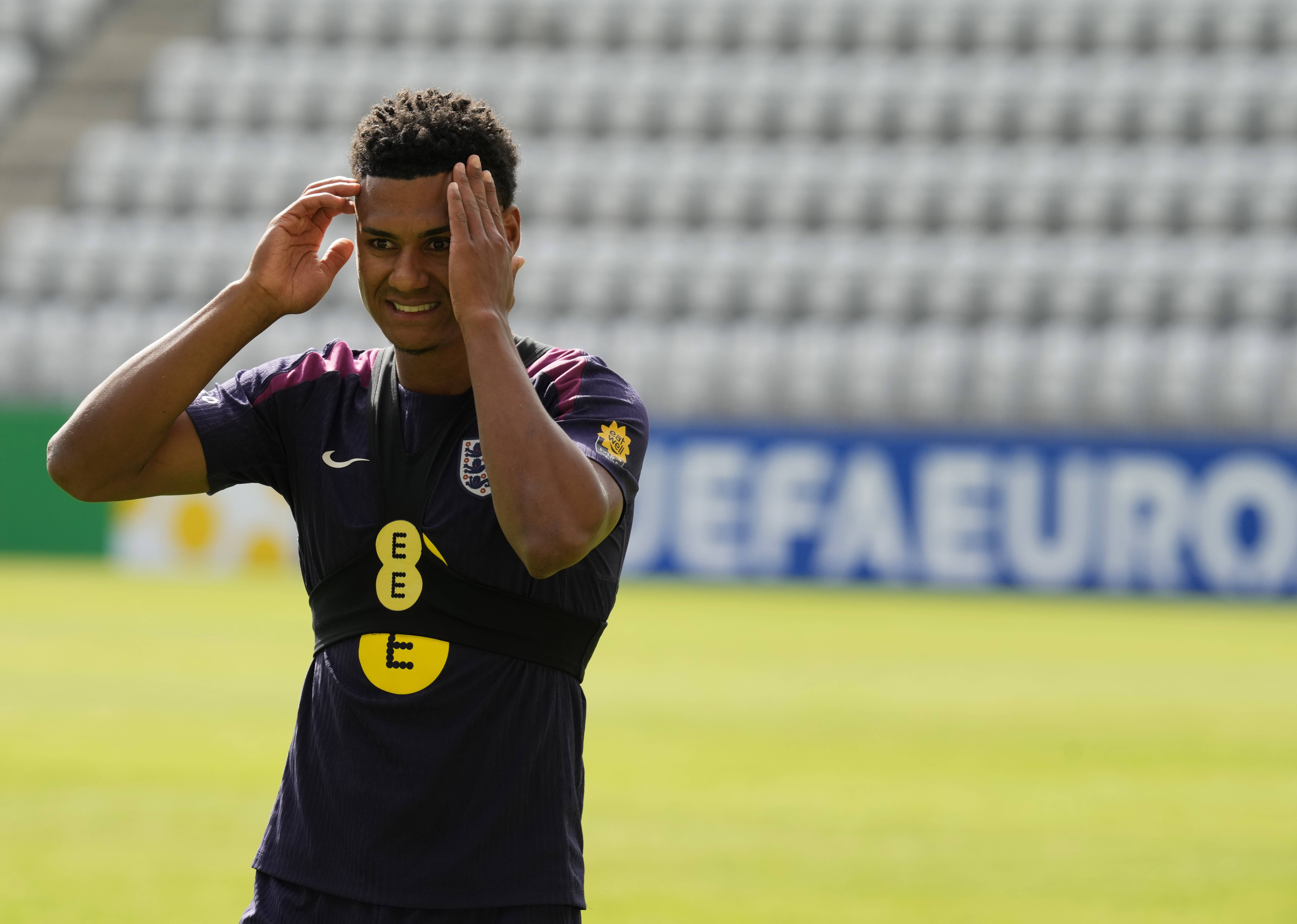 乐鱼体育app-英格兰中场表现出色，锁定瑞典胜局