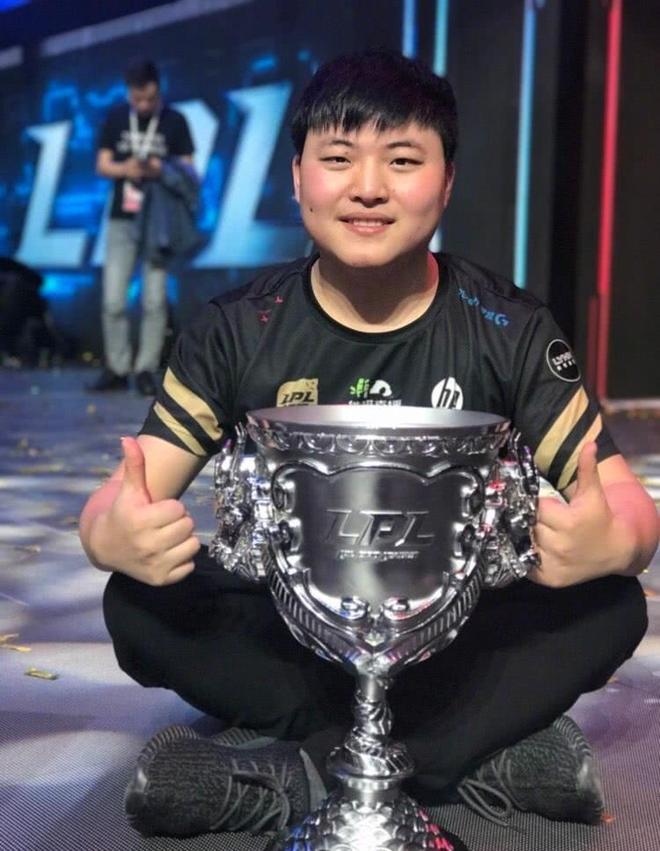 乐鱼官网-FNC横扫DFM，Uzi极限生还后反打顶尖较量八强赛，让粉丝疯狂欢呼的简单介绍